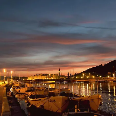 Apartment Town Center With Balcony
