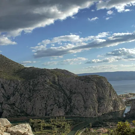 Apartment Town Center With Balcony