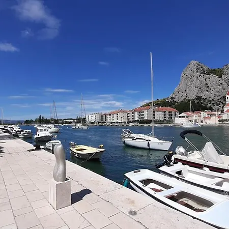 Apartment Town Center With Balcony