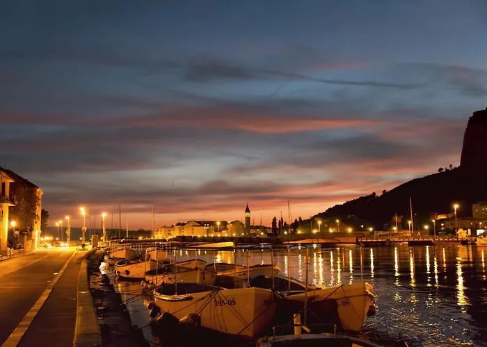 Apartment Town Center With Balcony