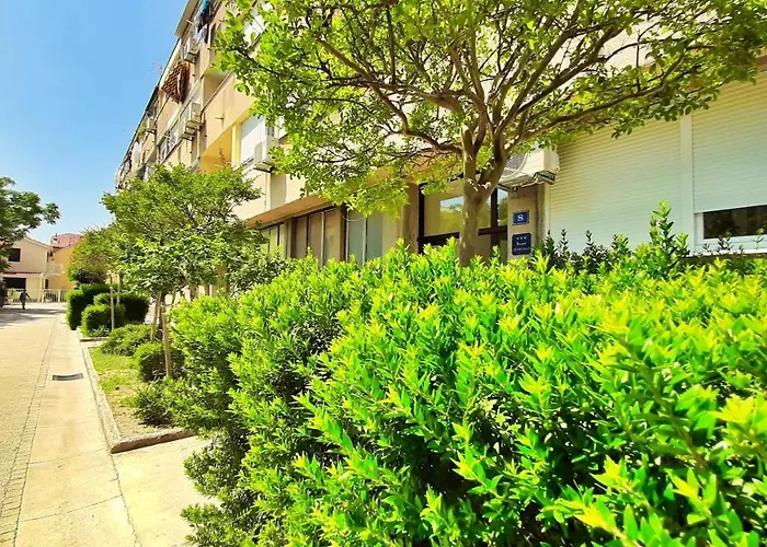 Apartment Town Center With Balcony